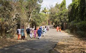 road in Ganeshpuri with people